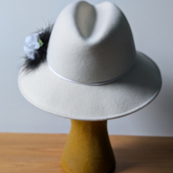 White fedora hat with feather, size OS - Picture 5 of 8